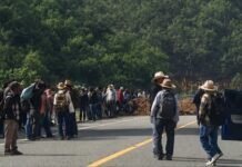 Para exigir libre paso y obras, pobladores de San Pedro Coatlán mantienen bloqueo en la autopista Oaxaca – Costa