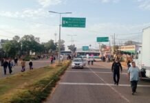 Padres de familia bloquean a la altura de la Y en Zaachila