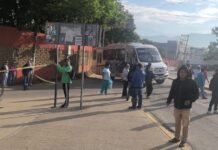 Bloquean pobladores de Atzompa en Plaza Bella ; piden construcción de pozo profundo