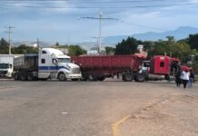 ¡MÁS DE 10 AÑOS SIN AGUA! Vecinos bloquean la Y de Zaachila para exigir el vital líquido