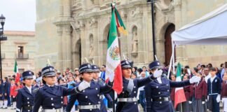 Con Desfile de Banderas, Oaxaca de Juárez fortalece el fervor patrio