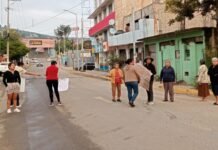 Por falta de agua, vecinos bloquean Avenida Montoya