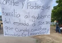 Padres de familia bloquean la carretera federal 200 en el Coyul