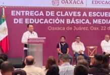Entregan claves a escuelas de Oaxaca; suman 335 planteles regularizados