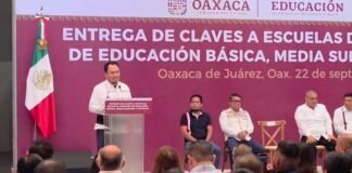 Entregan claves a escuelas de Oaxaca; suman 335 planteles regularizados
