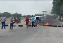 ¡JUCHITÁN ESTALLA TRAS LA DETENCIÓN DE SU EDIL! BLOQUEAN EL CANAL 33 Y QUEMAN LLANTAS