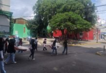 Marchan normalistas en la Ciudad de Oaxaca por el 2 de octubre