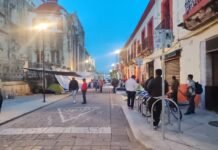 Algunos comerciantes se instalan en el marco de plantón de la Sección 22 en el zócalo