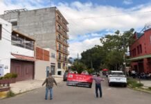 Toman oficinas del IEEPO y cierran calle de Azucenas