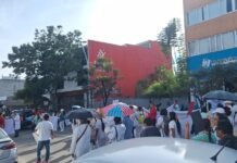 Marchan trabajadores del IMSS en Oaxaca