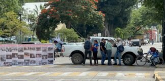 Víctimas del 2006 mantienen su bloqueo en el Llano