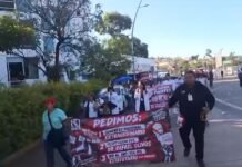 Marchan trabajadores del IMSS en Oaxaca